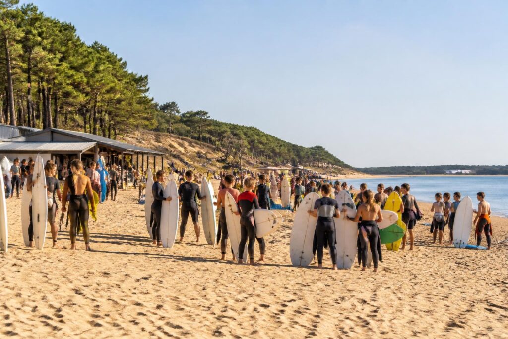 découvrez comment la passion pour le surf explose dans les landes, avec un nombre record de riders profitant des vagues de l'océan, jamais autant fréquenté qu'aujourd'hui.