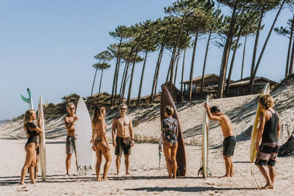 découvrez comment les meilleurs surfeurs se réunissent sur les magnifiques plages des landes pour des compétitions passionnantes et des moments inoubliables.