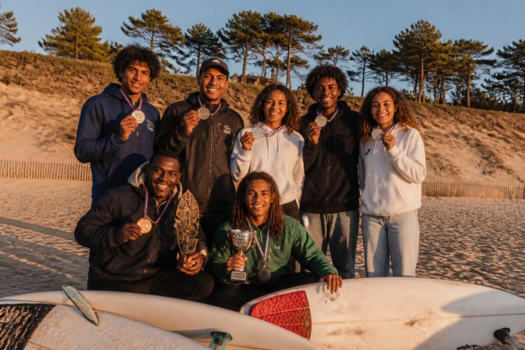 les surfeurs guadeloupéens s'imposent brillamment aux championnats de france à hossegor, remportant un festival de médailles et démontrant leur talent exceptionnel.