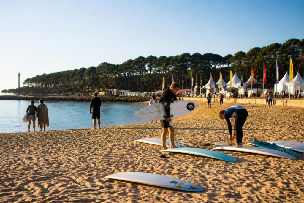découvrez les exploits de gaspard larsonneur et la bretagne lors du banque populaire surf tour 2026 à hossegor, un événement majeur du surf français.