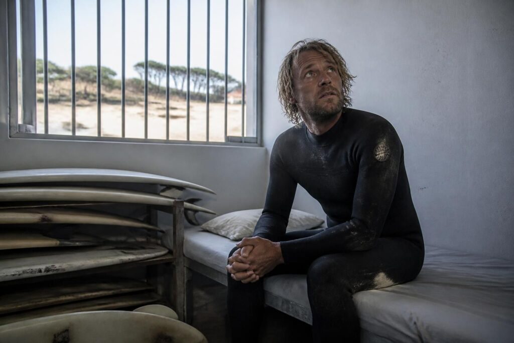 découvrez l'histoire captivante d'un professeur de surf paranoïaque dont une simple méprise l'a conduit en prison, révélant les dangers de la méfiance excessive et ses conséquences inattendues.