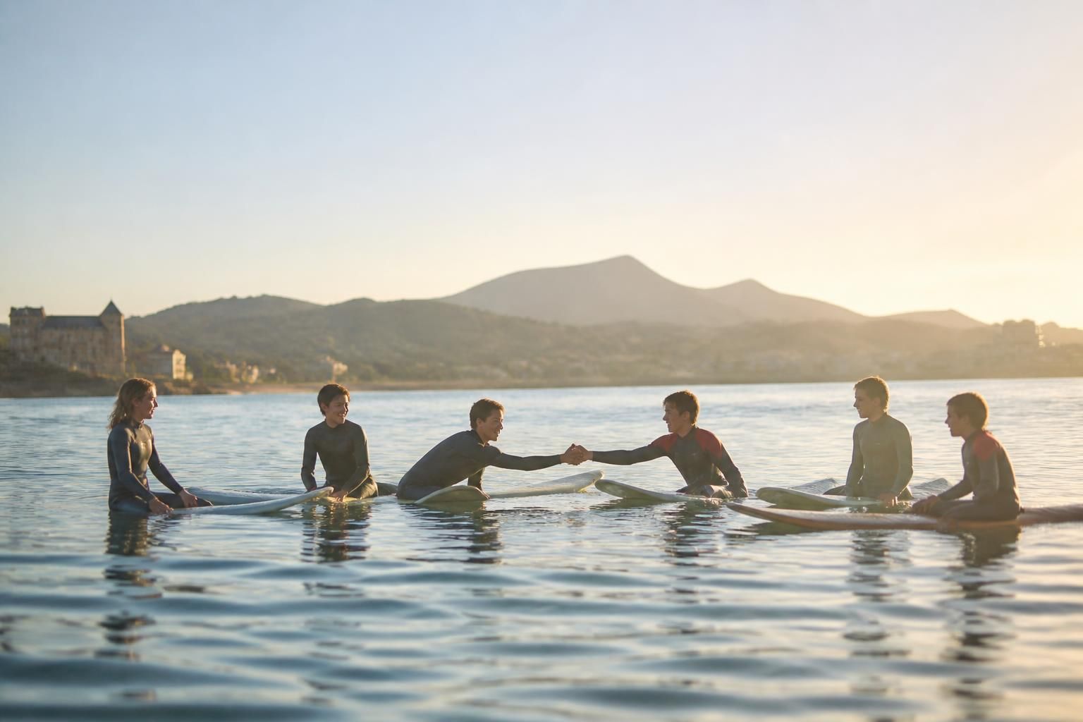 participez à la traversée solidaire de la baie de saint-jean-de-luz, un événement où la jeunesse s'engage pour un avenir solidaire et convivial.